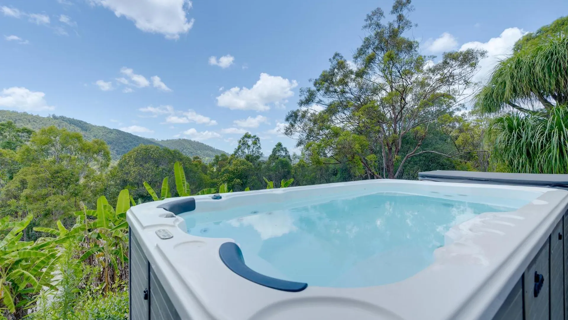 Luxurious 4-Br Hinterland Retreat - Scenic Views Villa Wongawallan Holiday home