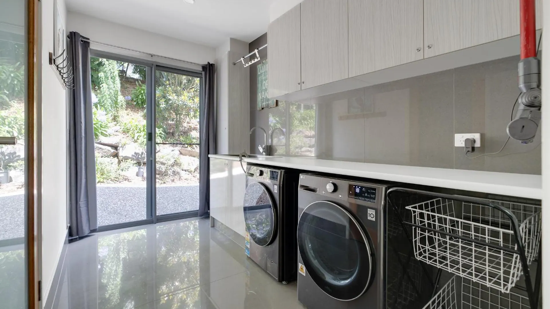 Luxurious 4-Br Hinterland Retreat - Scenic Views Villa Wongawallan Holiday home