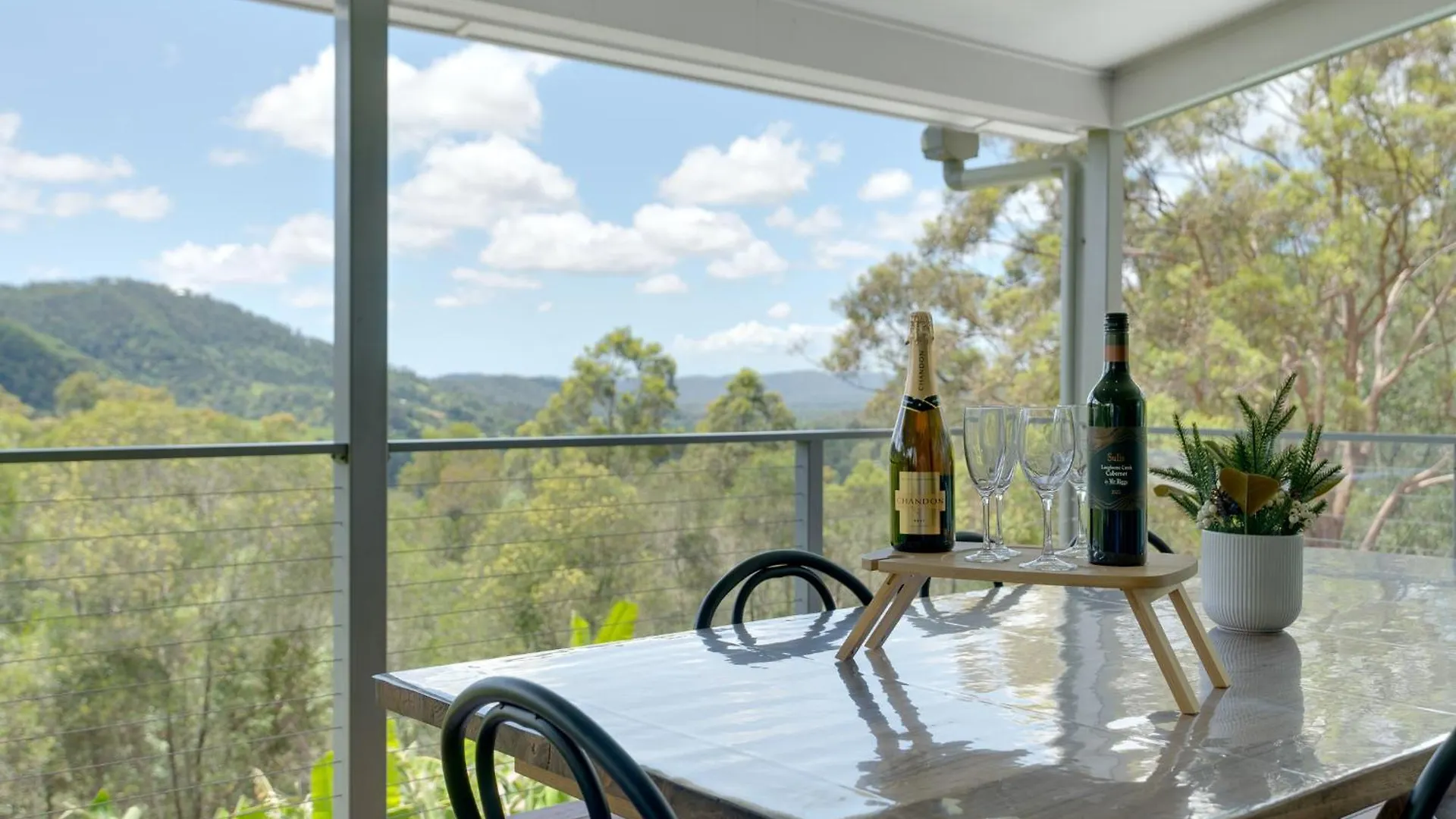 Holiday home Luxurious 4-Br Hinterland Retreat - Scenic Views Villa Wongawallan