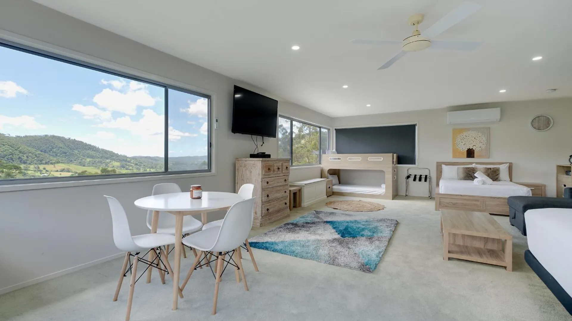 Luxurious 4-Br Hinterland Retreat - Scenic Views Villa Wongawallan Holiday home
