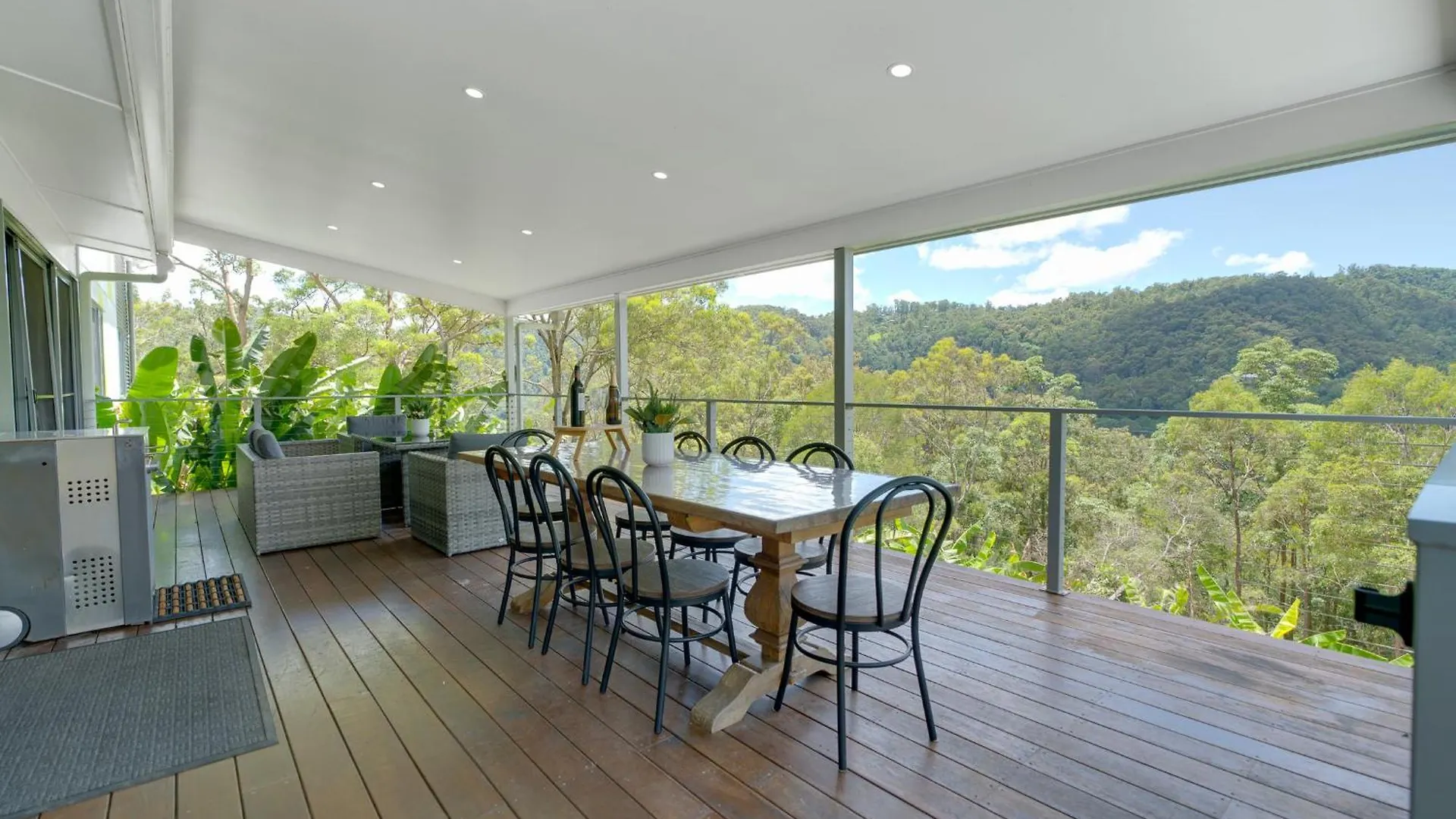 Luxurious 4-Br Hinterland Retreat - Scenic Views Villa Wongawallan