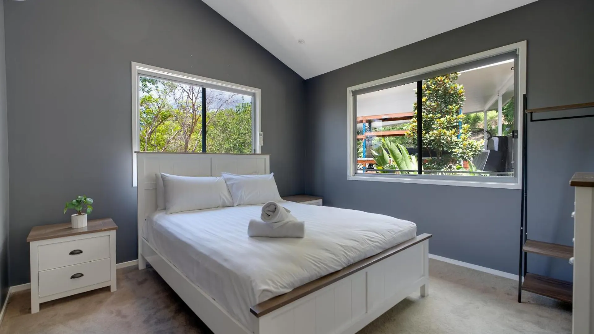 Luxurious 4-Br Hinterland Retreat - Scenic Views Villa Wongawallan Australia