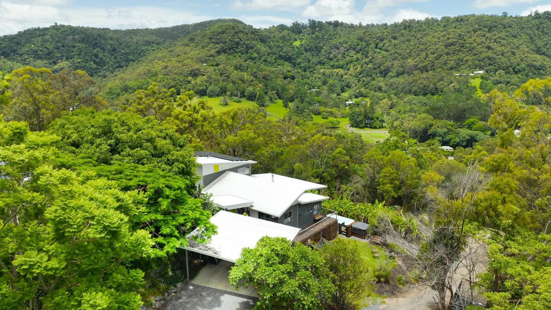 Holiday home Luxurious 4-Br Hinterland Retreat - Scenic Views Villa Wongawallan