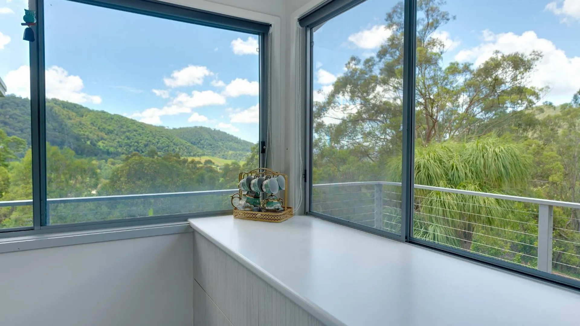 Luxurious 4-Br Hinterland Retreat - Scenic Views Villa Wongawallan
