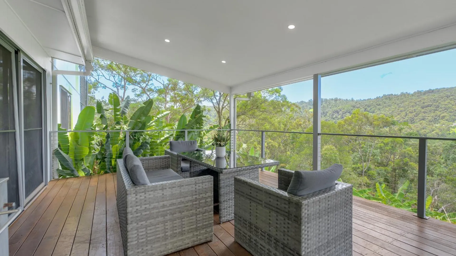 Luxurious 4-Br Hinterland Retreat - Scenic Views Villa Wongawallan