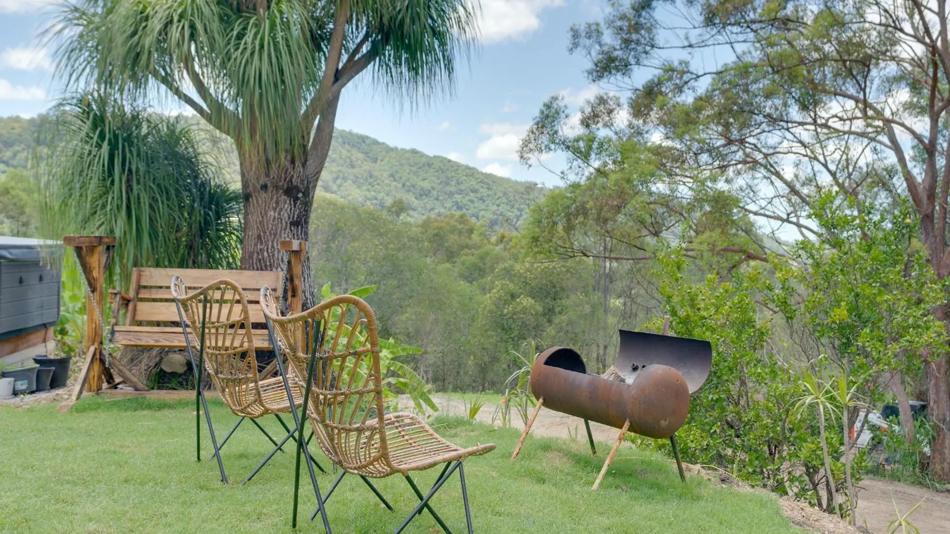 Luxurious 4-Br Hinterland Retreat - Scenic Views Villa Wongawallan Holiday home