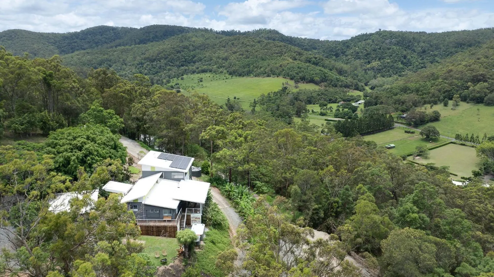 Holiday home Luxurious 4-Br Hinterland Retreat - Scenic Views Villa Wongawallan Australia