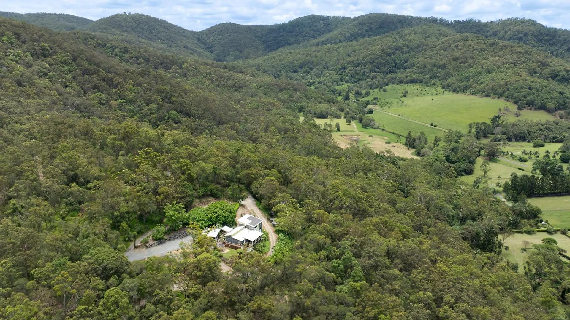 Luxurious 4-Br Hinterland Retreat - Scenic Views Villa Wongawallan