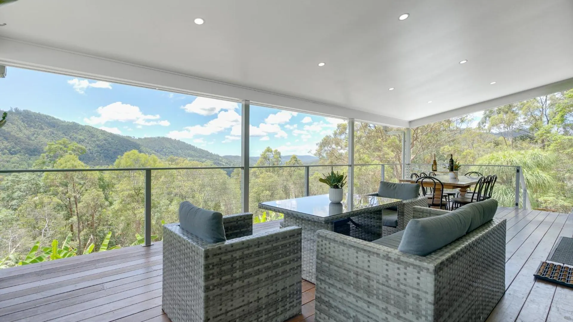 Luxurious 4-Br Hinterland Retreat - Scenic Views Villa Wongawallan